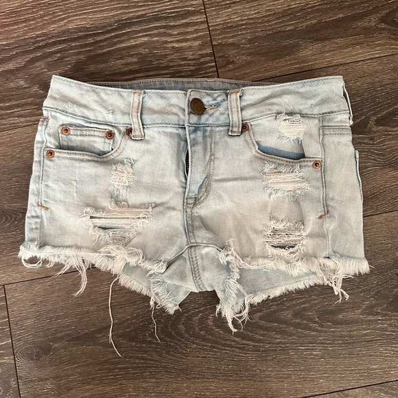 American eagle light wash distressed shorts. Size 2 - Picture 1 of 4